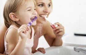 10 лучших отбеливающих зубных паст в 2023 году