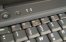 Как включить ноутбук без кнопки: все способы – от простого к сложному