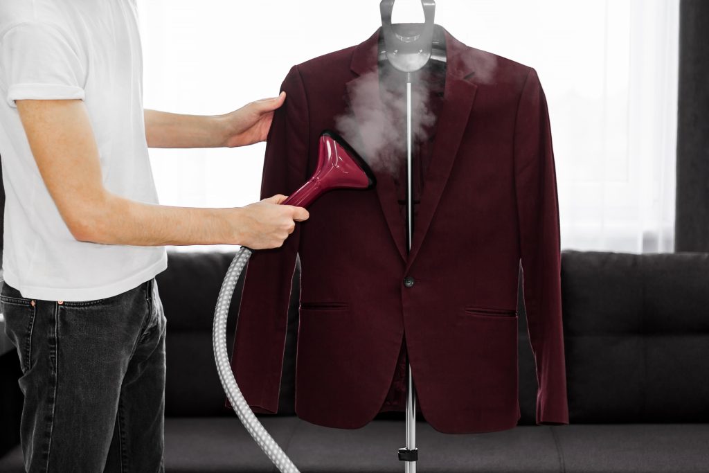 Длинный шланг прибора облегчает отпаривание одежды