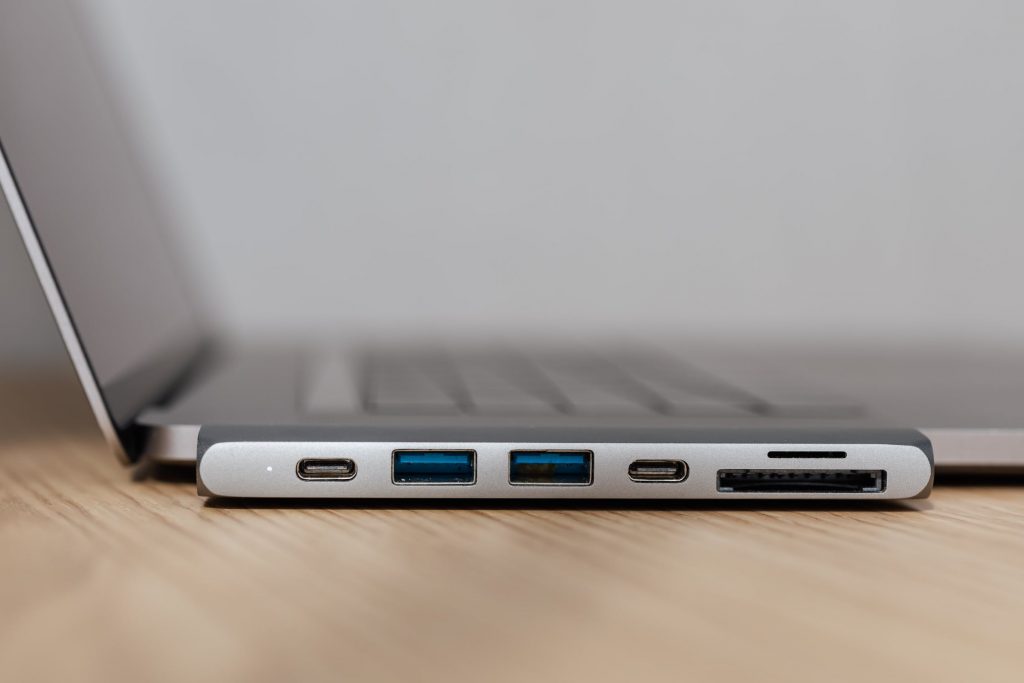Боковая сторона ноутбука с разъемами USB 3.0