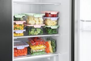 Контейнеры и пакеты для хранения продуктов в холодильнике