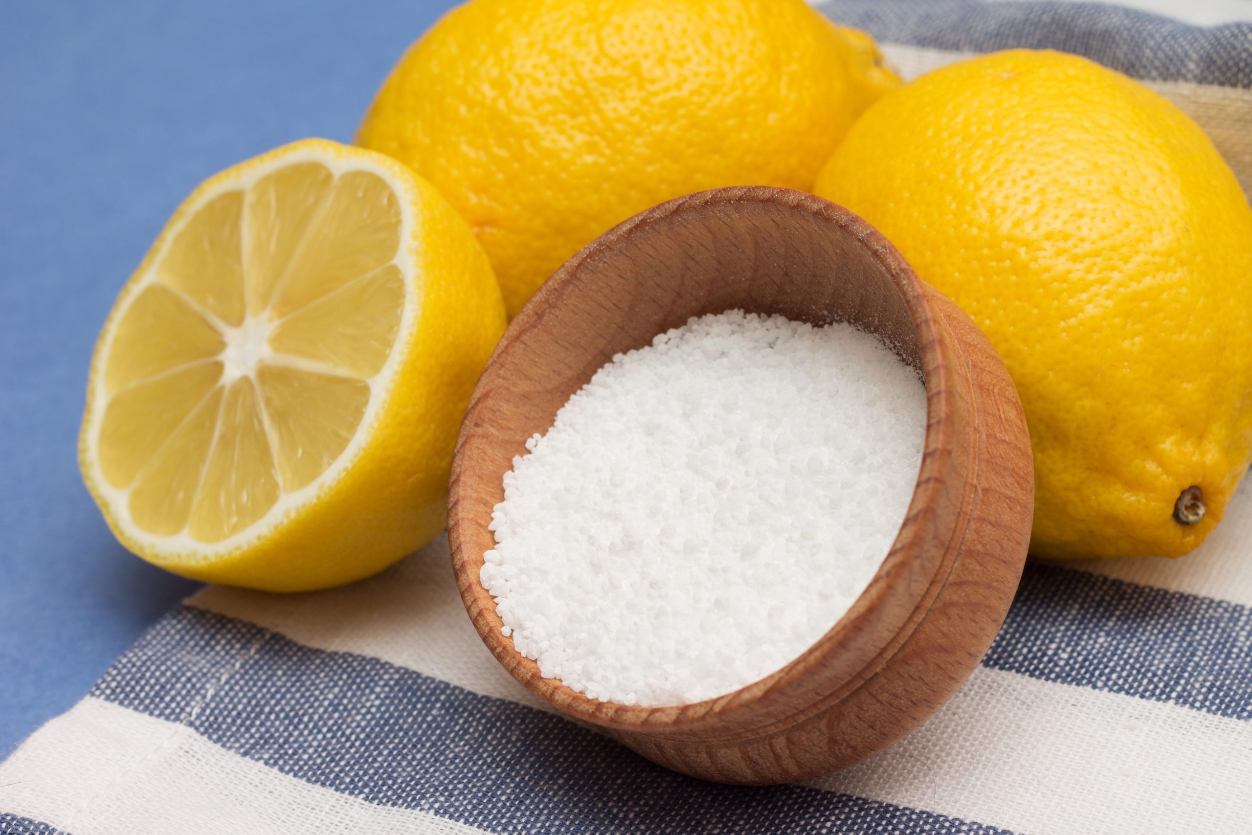 Лимонная кислота поможет вывести пятна с натуральных белых тканей